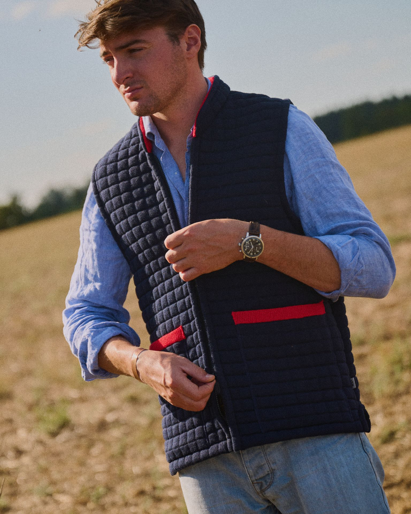 Unisex Gilet Navy & Red - portrait in field (GP1_9046).webp
